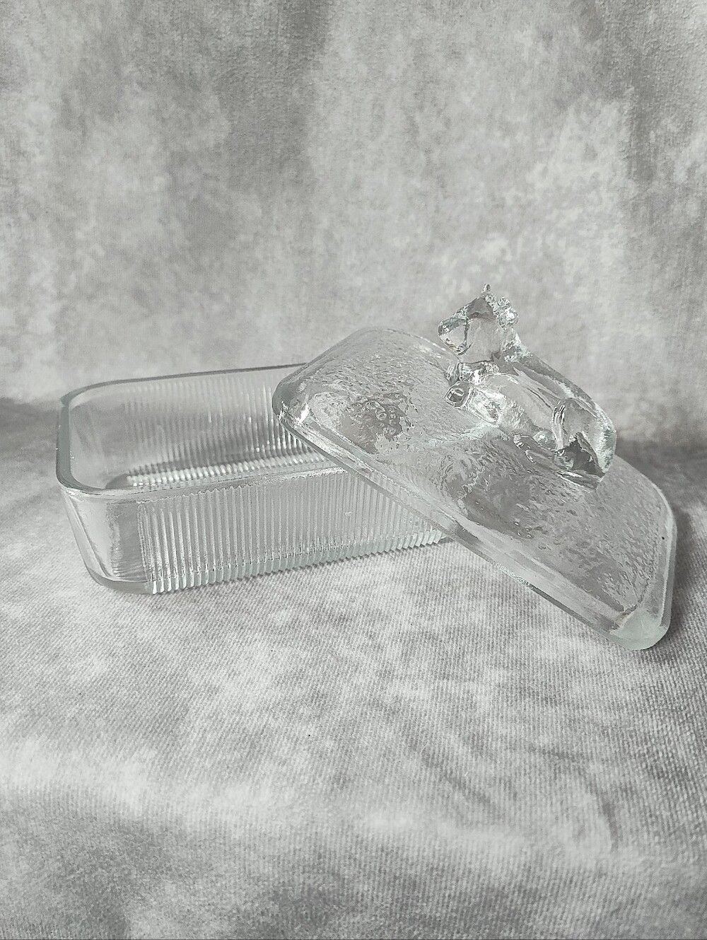 Crate & Barrel Clear Glass Covered Butter Dish with Cow Lid Holds 4 Sticks CHIP - Picture 4 of 9
